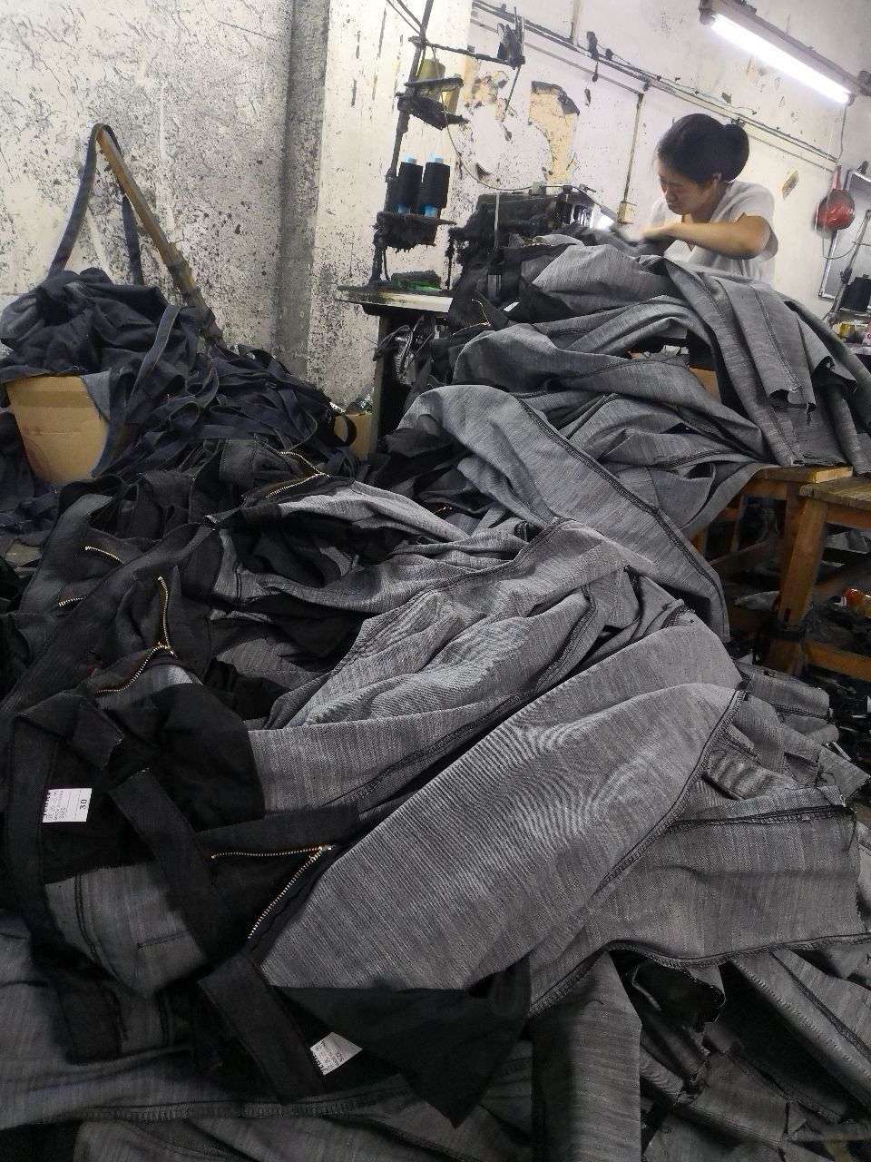 牛仔裤加工厂专业生产牛仔裤牛仔衣包工包料