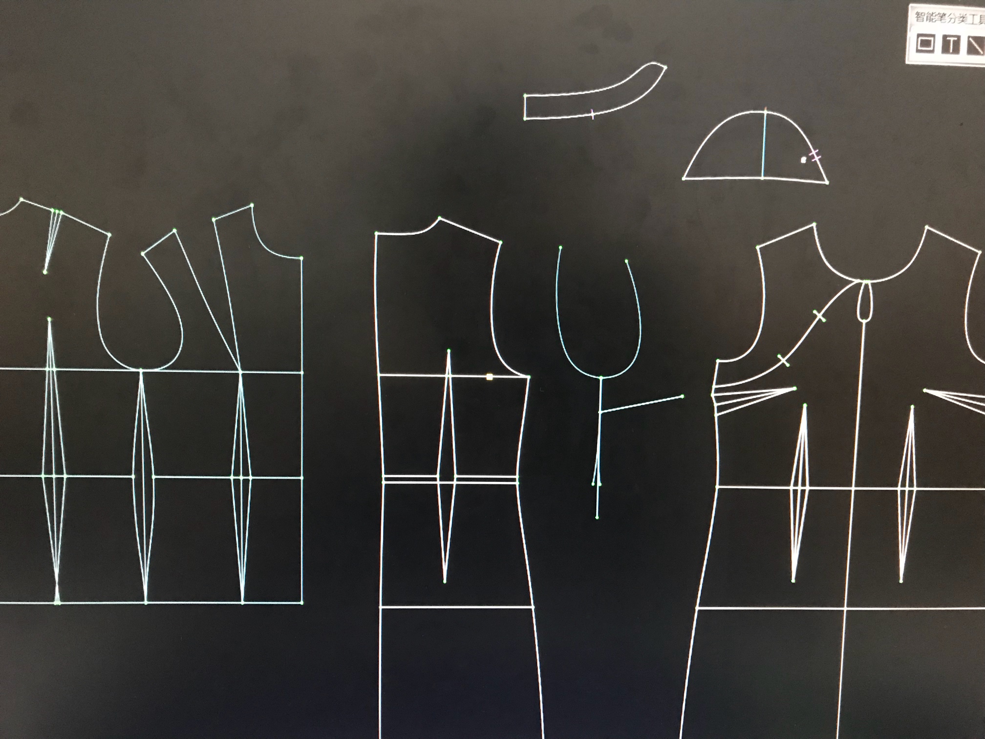 本人画的旗袍,希望各位大师指点一下,这个袖笼形状对吗?
