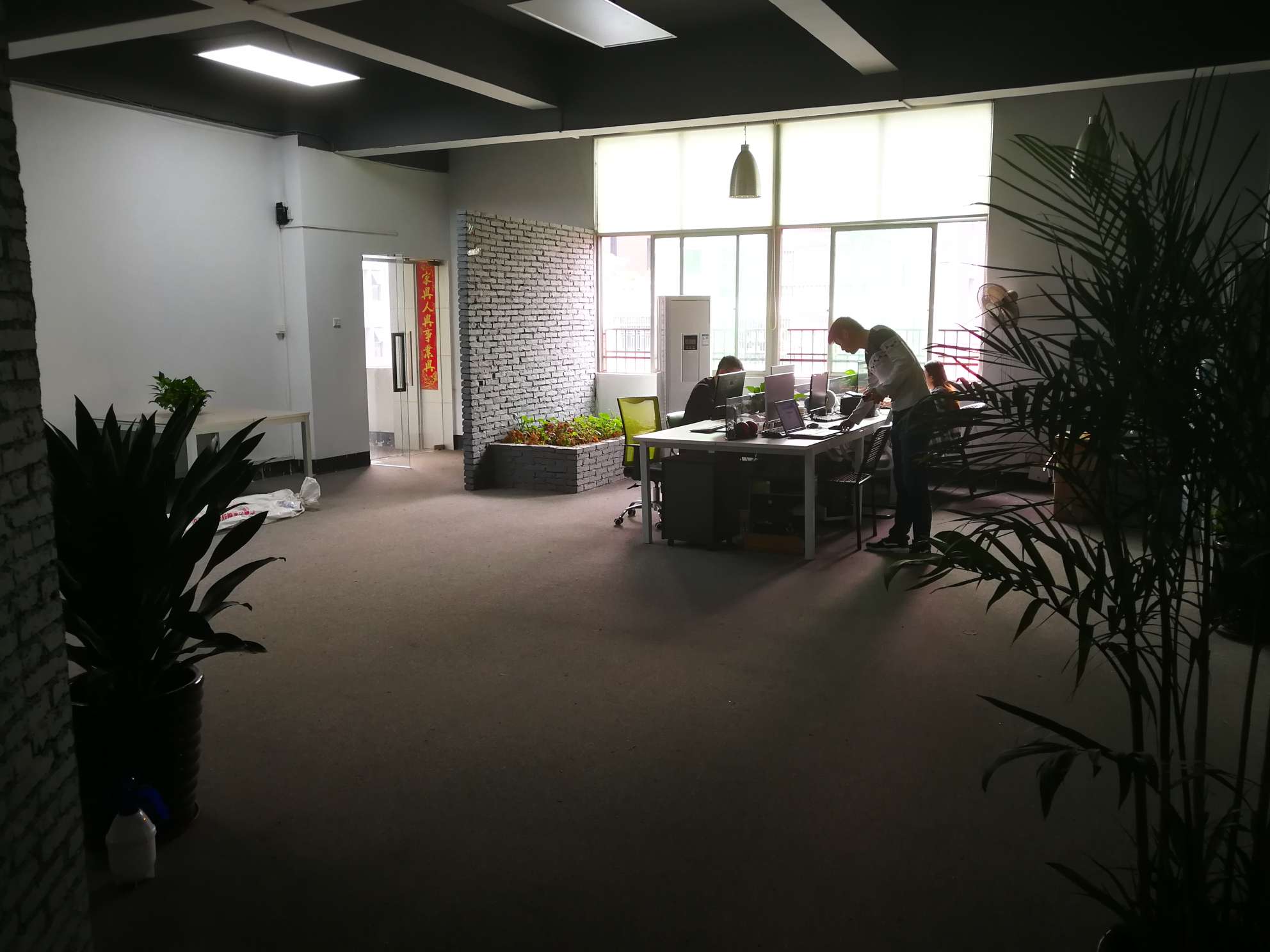 服装厂直发西装,诚接订单.