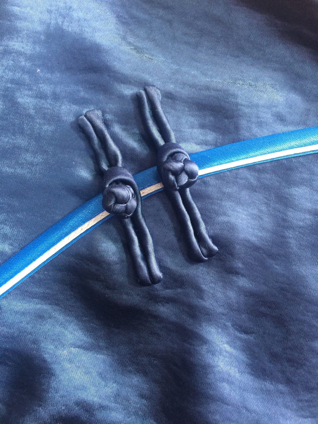 旗袍传统的真丝一字盘扣