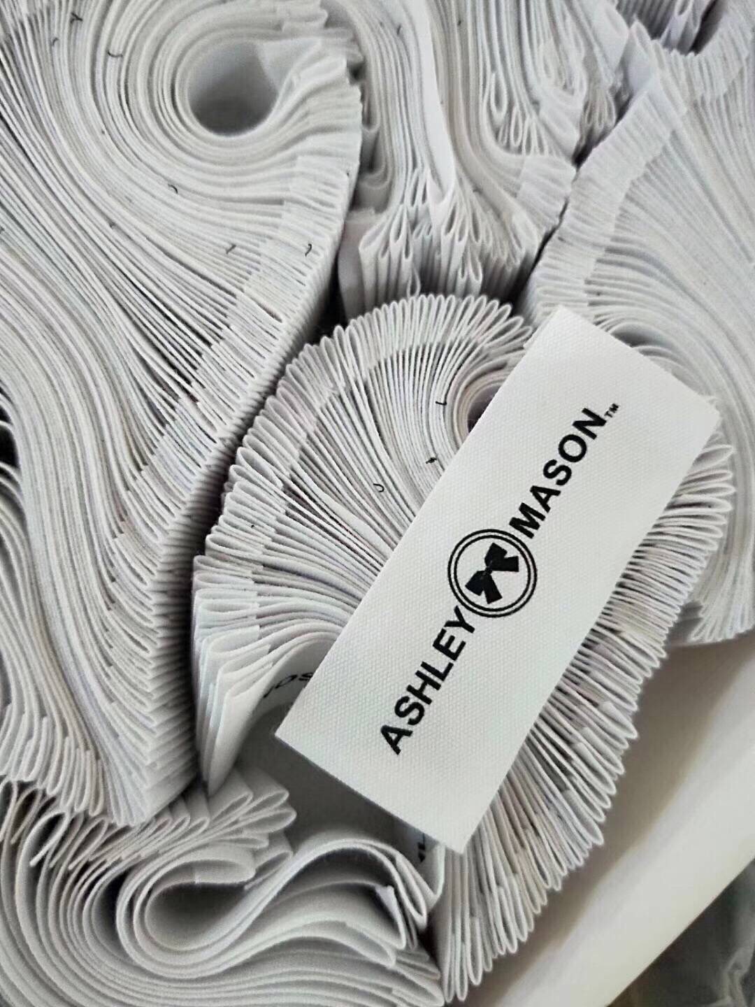 自主生产主唛,洗水唛,印唛,吊牌,吊卡,吊粒,包装袋等商标辅料,集设计