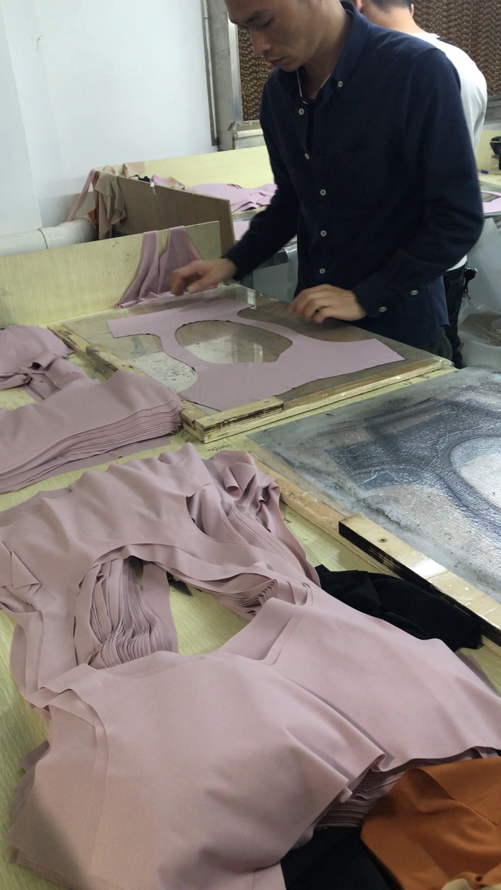 无痕一片式内衣点胶机